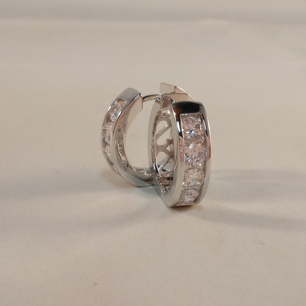 18K White Gold Filled Gorgeous Round Diamond Zircon Hoop Huggie Earrings 18mm - Picture 3 of 7